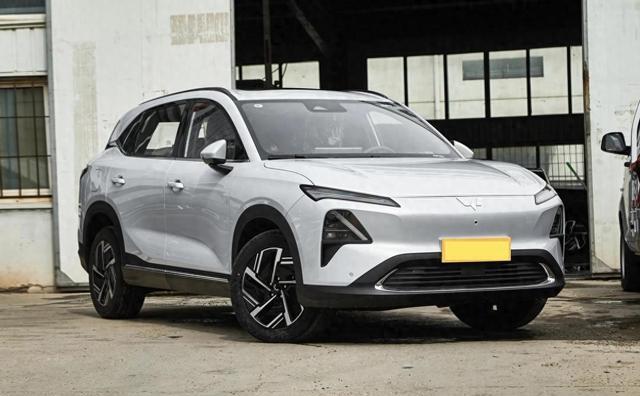 10万预算想买插混SUV，五菱星光S和宋Pro DM-i，谁是更香的选择？