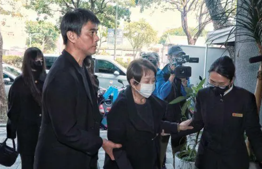 小S在台湾参加公公丧礼！一家神情凝重，许雅钧难掩丧父悲痛之情