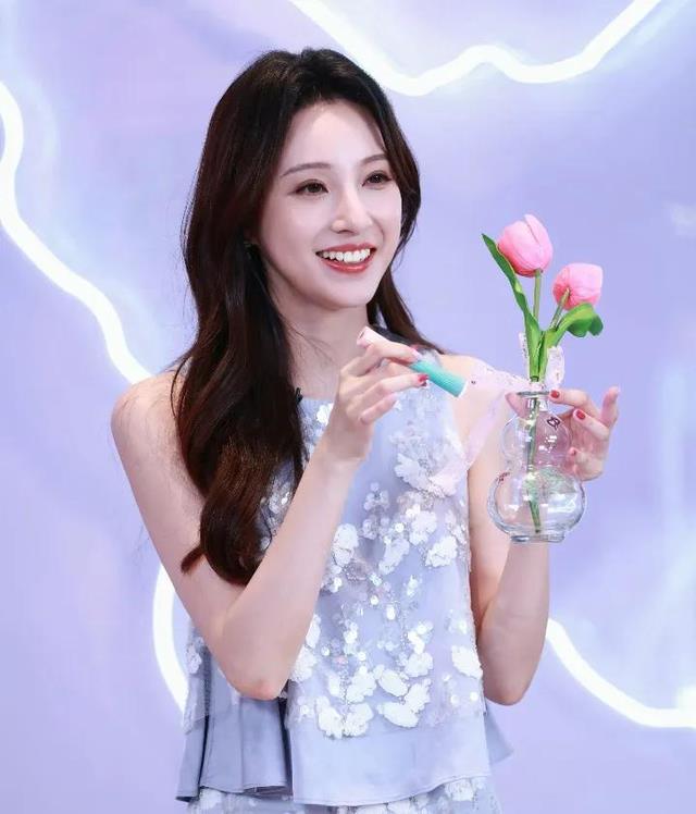 女主持人马凡舒好美啊,期待2025春晚!