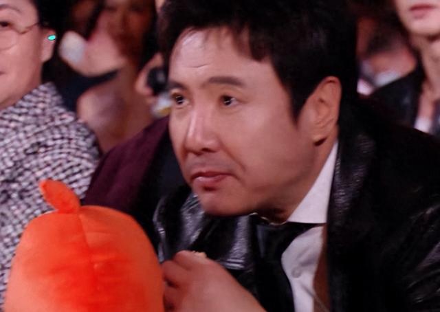 沈腾蹲下为赵丽颖整理裙摆被侃:偷吃饼干老来得king、踢马丽裙子