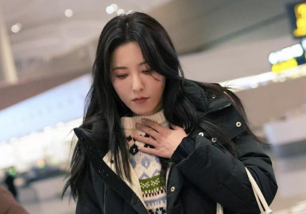 美人曾黎现状：在机场拎颗白菜相当接地气，48岁未婚活成人间清醒