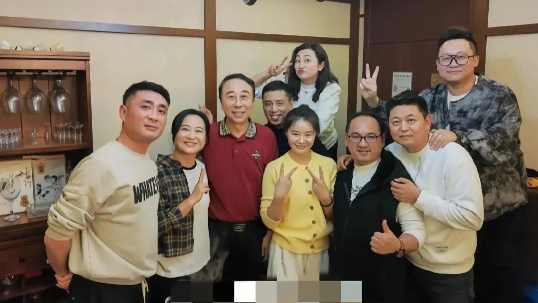 冯巩庆祝67大寿，徒弟贾玲罕见现身，穿格子衫搂着师父笑的好甜