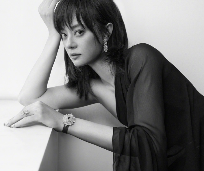 42岁孙俪时尚大片出炉!长发披肩,脸蛋圆润,穿长裙性感起来简直要命