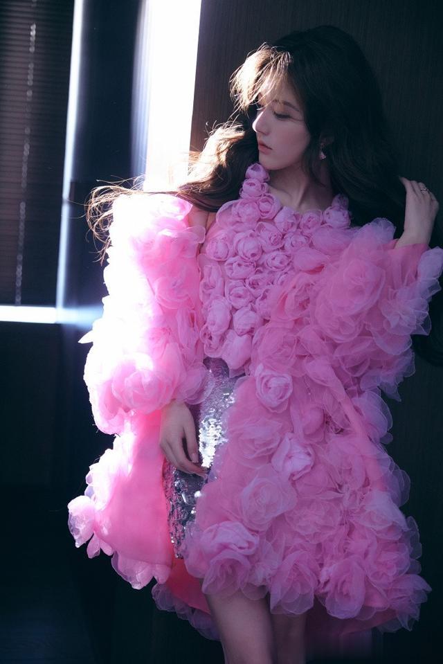 赵露思-粉红玫瑰亮银短裙妆造写真,坠入凡间的天使精灵