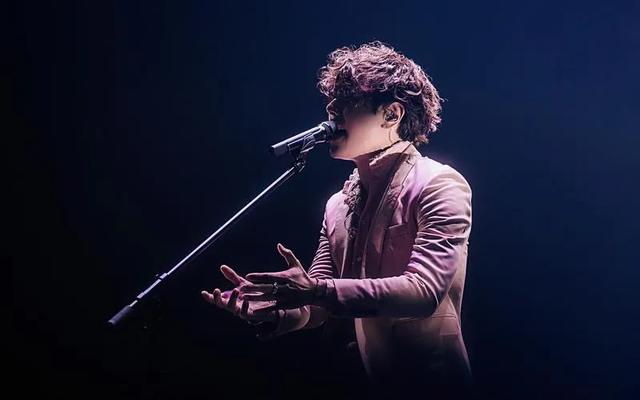 他是韩国著名歌神，曾奉献名曲《雪之花》，如今43岁却依旧单身。