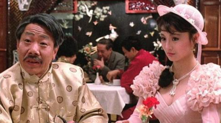 李赛凤：拍《僵尸先生》的时候，导演让我把领口拉的越低越好