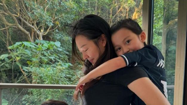 前落选港姐宣布怀第三胎，挺大肚子和子女合影，老公多金有6家餐馆