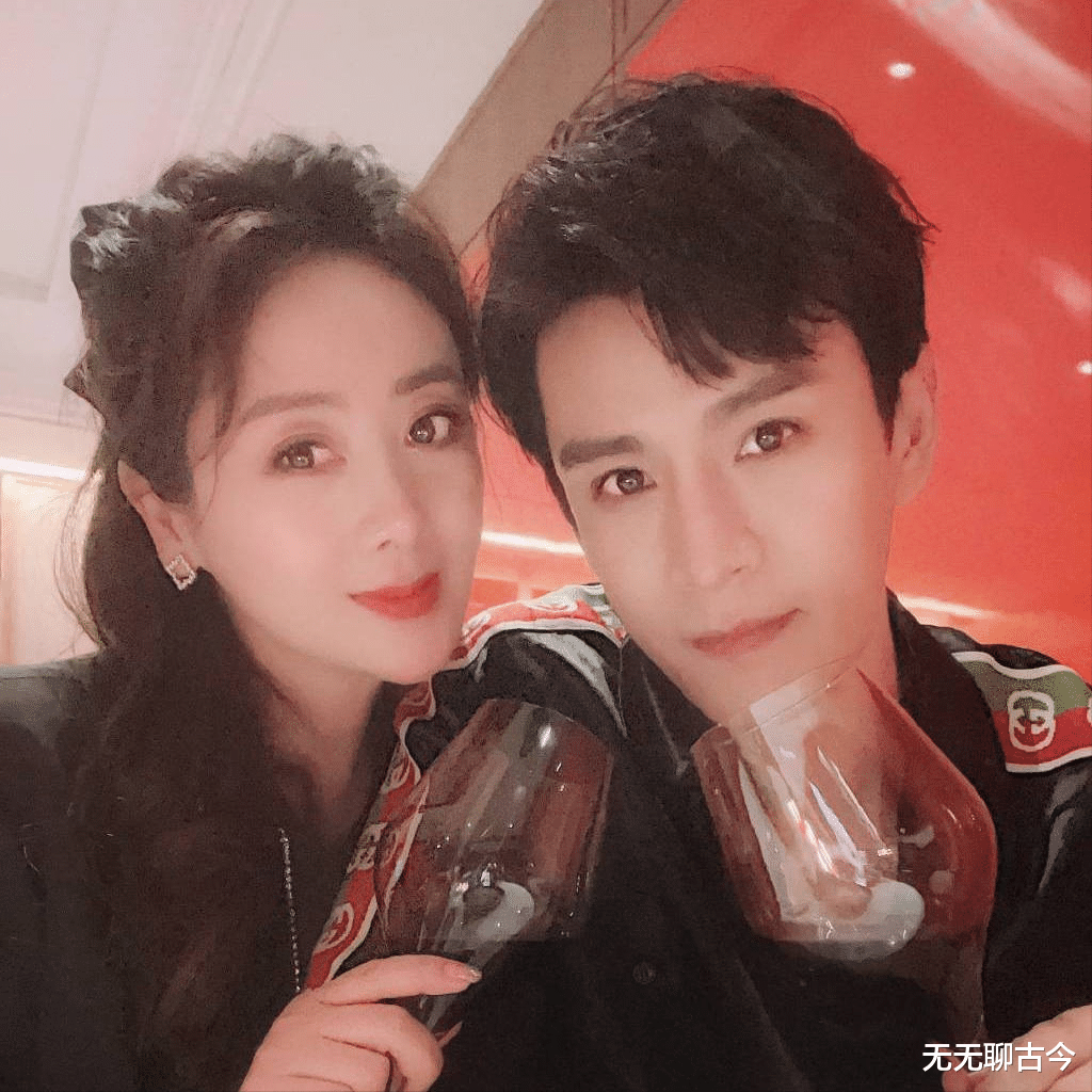 她靠一部剧吃一辈子,二婚嫁给一名穷小子,如今丈夫红到令人嫉妒