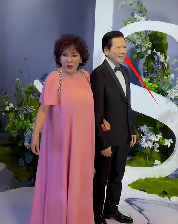 向华强参加萧敬腾婚礼，面部苍白四肢僵硬像蜡像，网友：儿子气的