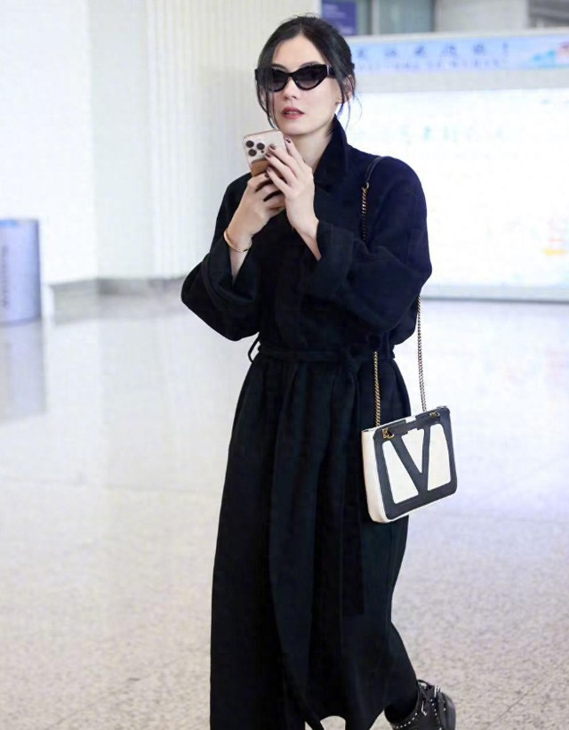 被港媒传生四胎后,消失一年的张柏芝终于现身,王菲谢霆锋输了?