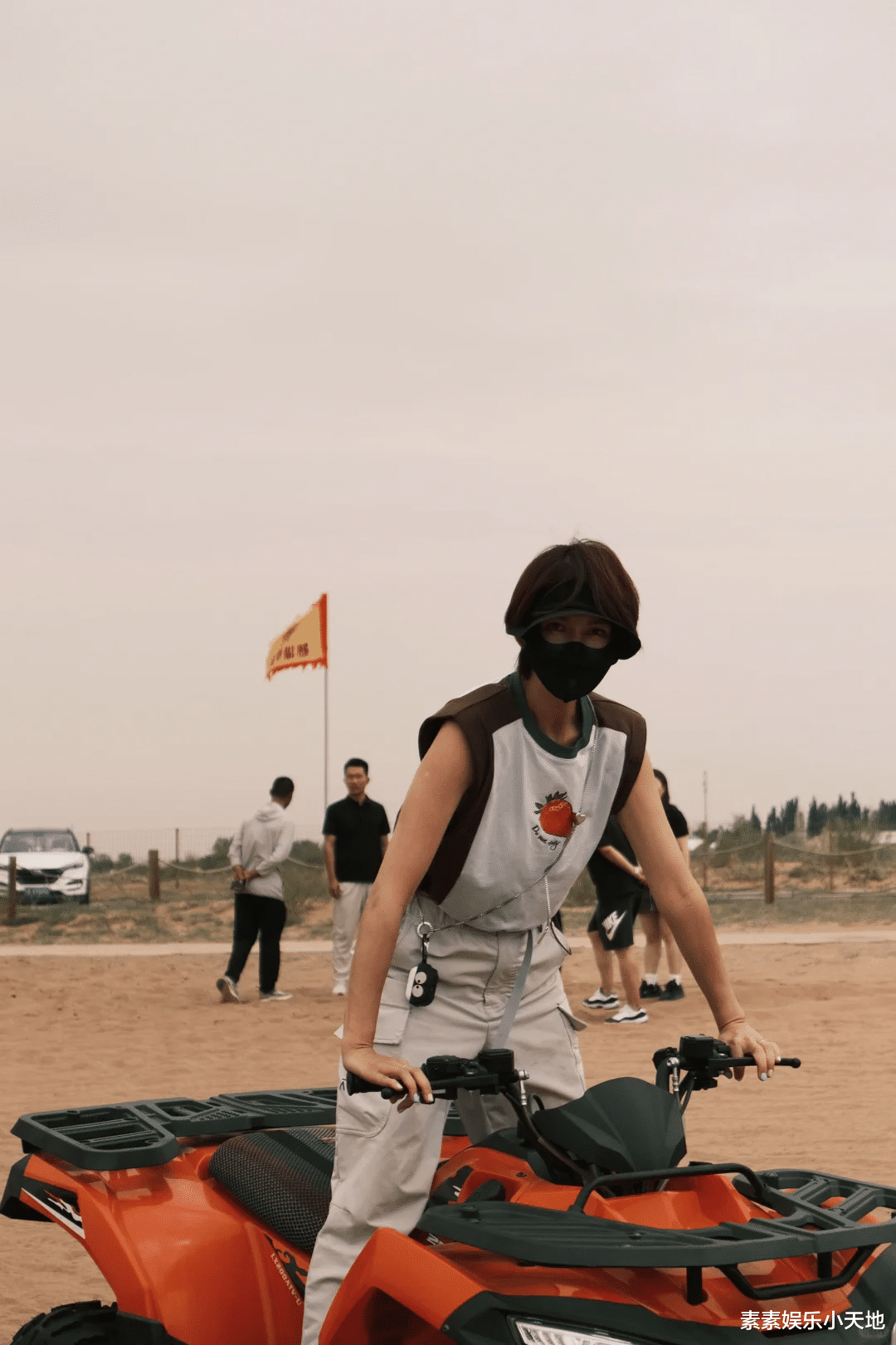 蔡少芬一家人宁夏旅游,儿子爆炸头特可爱,母子坐在骆驼上拍照