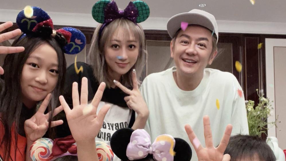 陈浩民全家回港定居，186平米旧居迎六口之家，重视子女粤语教育