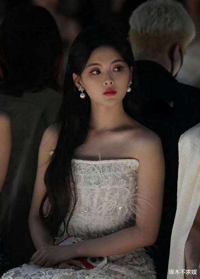 Angelababy上海看秀咖位直降，和00花同框被冷落，生图颜值下跌！