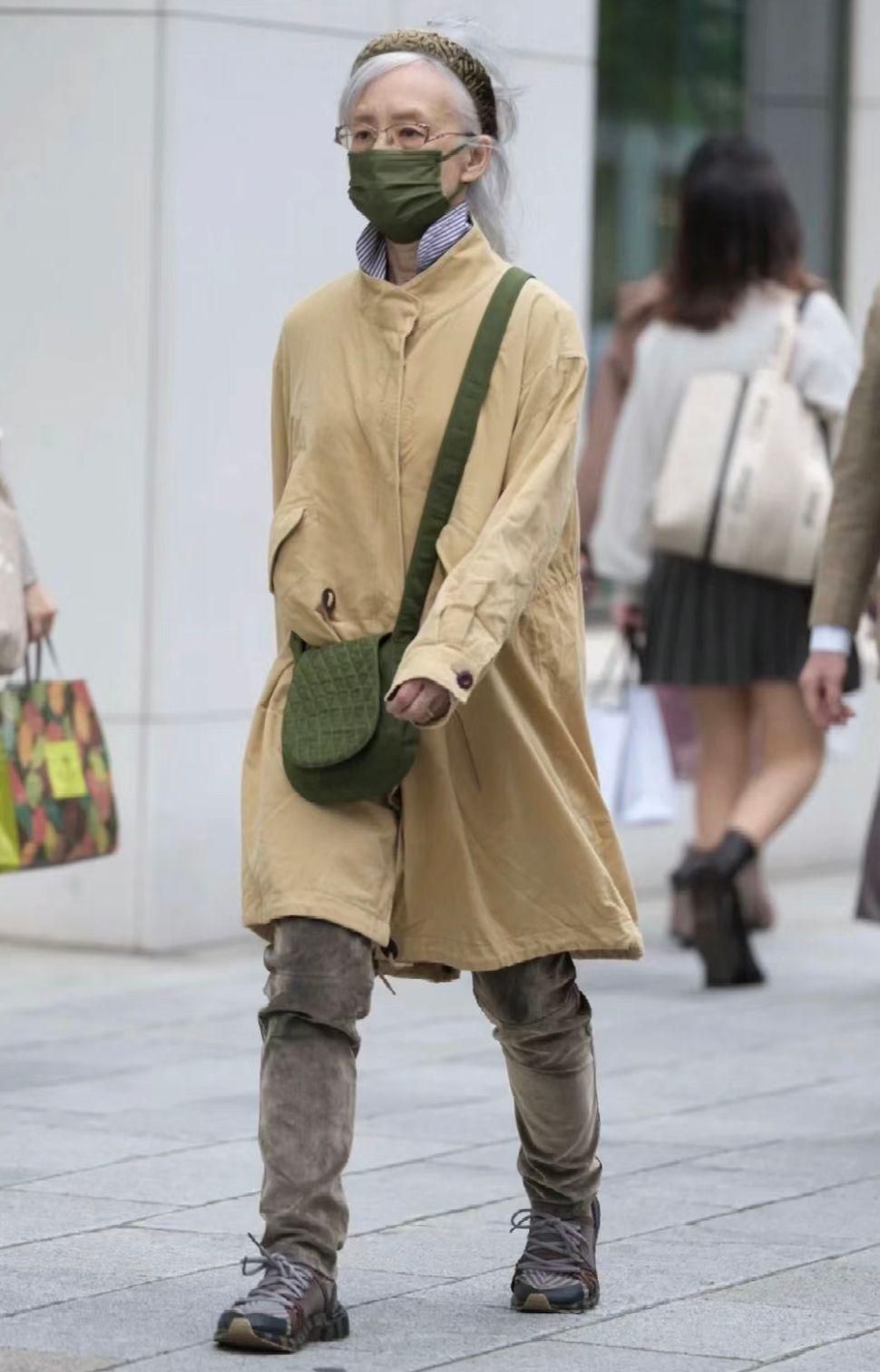 被日本奶奶的老年状态惊艳到：穿衣简约，白发不染，个个优雅洋气