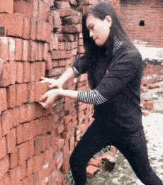 窦靖童要把王菲愁死了！剪莫西干发型秒变三毛，穿红绿撞色衣出行