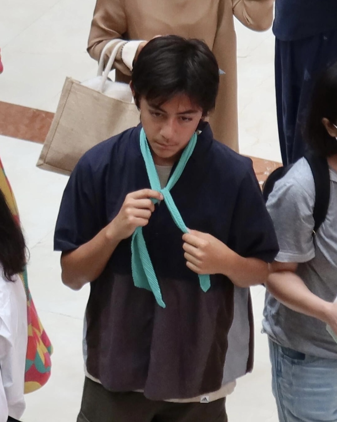 偶遇刘烨妻子带儿女看话剧,14岁诺一帅气像爸爸,12岁霓娜像妈妈