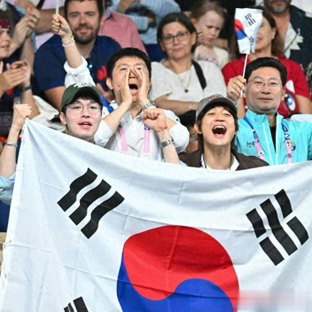 突变韩剧现场!李栋旭崔珉豪亮相奥运观众席,网友：男神紧张也这样