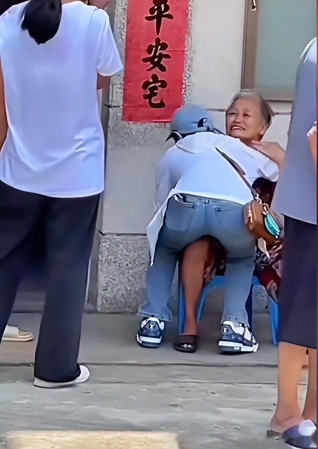 同样是冠军返乡,看到陈芋汐与全红婵的待遇后,明白陈若琳没说错