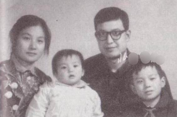 魏启颖:女儿赵薇被封杀,丈夫骤然离世,儿子被前妻卷走几亿财富