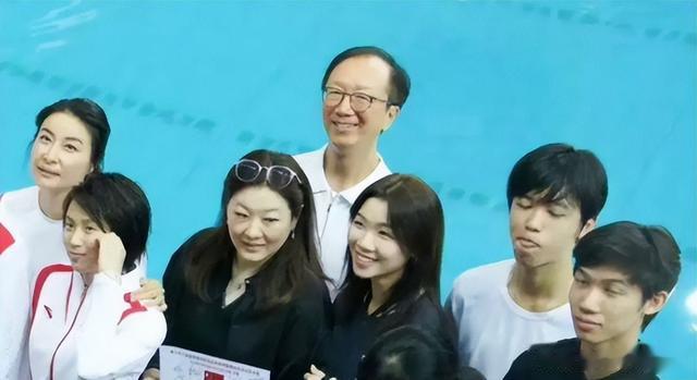 霍启刚晒儿女近照,11岁霍中曦越长越像太爷霍英东,是帅气美少年