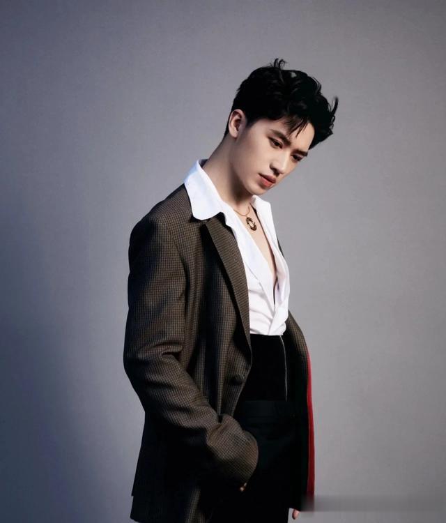 许魏洲行走的荷尔蒙男人味十足他的颜值谁懂啊,天花板级别人物。