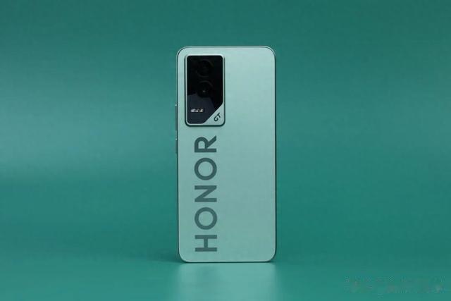 买手机别盲目跟风，这三款闭眼入，中端手机的价格旗舰手机的配置