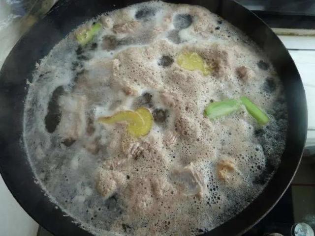 煮肉时的浮沫是什么？是脏东西还是精华？到底能不能吃？