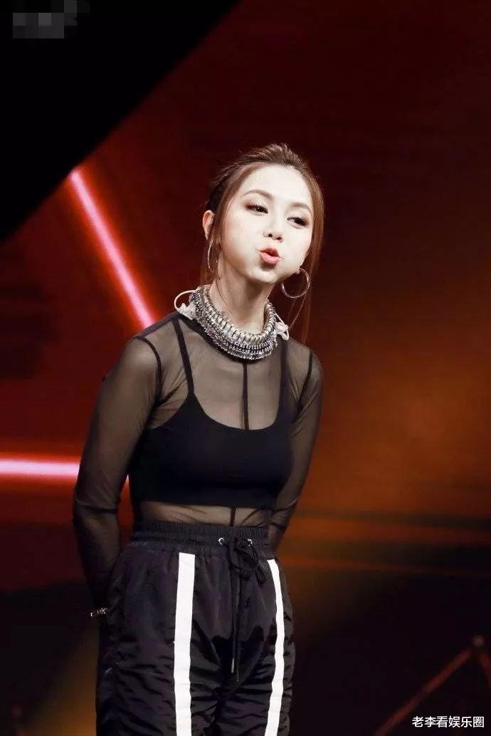 邓紫棋演唱会再创纪录,将皮裤换成丝袜高跟鞋,果然更有魅力!