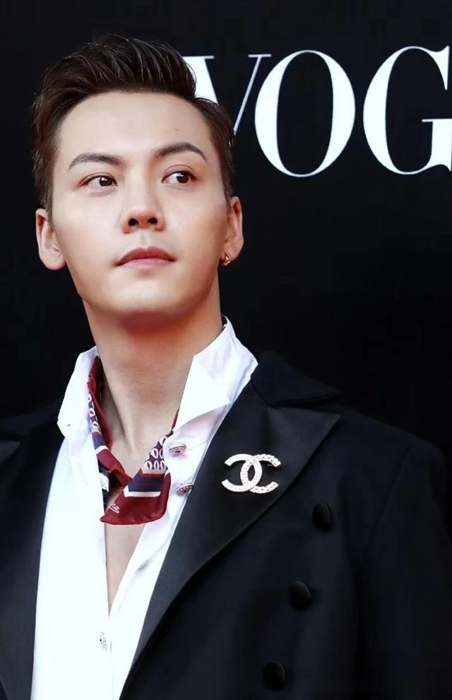 来看看两位型男男演员，行走的荷尔蒙男人味十足，演技精湛。