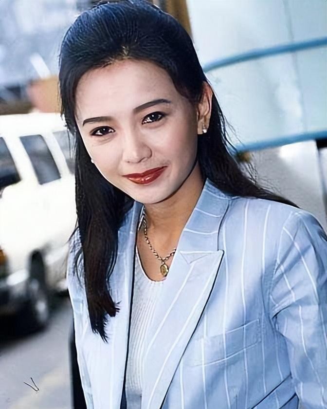 与梁朝伟同居6年分手,独自抚养儿子长大,儿子让她倍感骄傲