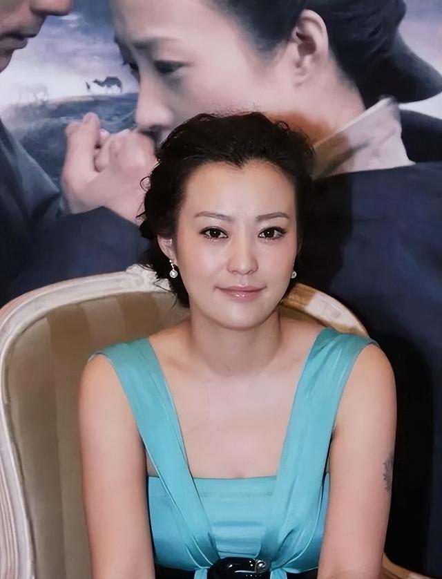 45岁郝蕾才叫大号水蜜桃,秒杀内娱,真空穿连体裤在海边拍写真