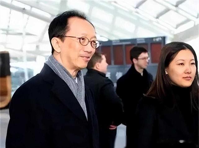 伏明霞：结婚21年后丈夫已经71岁了，20岁女儿竟比她还漂亮