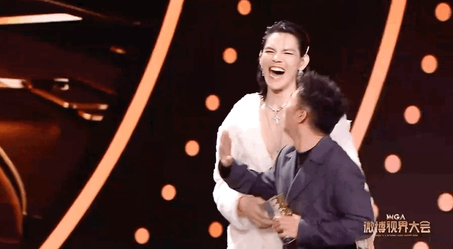 北京这一夜的红毯，将向佐的“荒诞”，展现得淋漓尽致