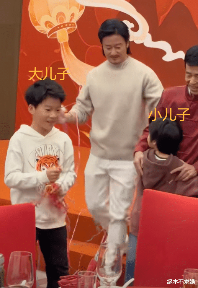 吴京父亲80大寿大摆宴席,8层寿桃太霸气,伴手礼和《战狼2》有关