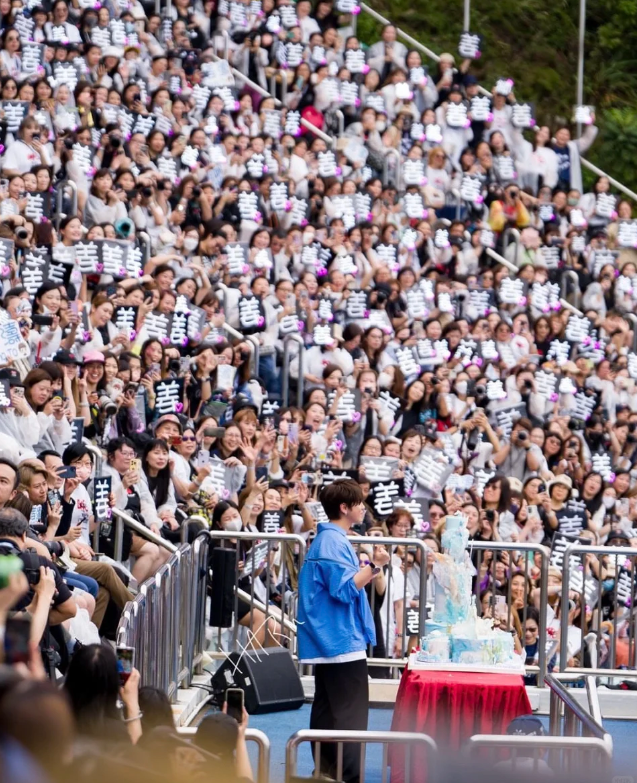 香港顶流姜涛25岁庆生“占领铜锣湾”,人山人海,排场远超刘德华