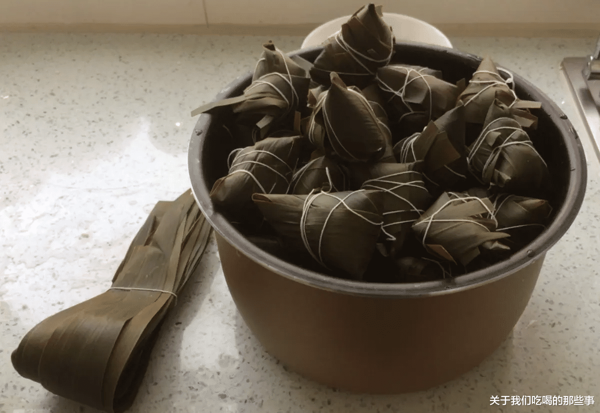 保存粽子,直接放冰箱易返生变硬,教您一招,放半年跟新包的一样