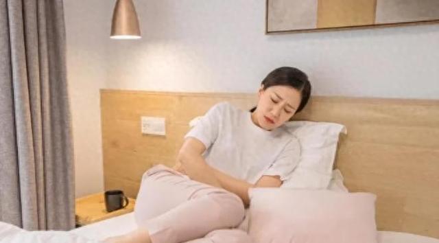 婆婆伺候我坐月子，一天三顿小米粥。我妈送一只鸡，她做成麻辣鸡