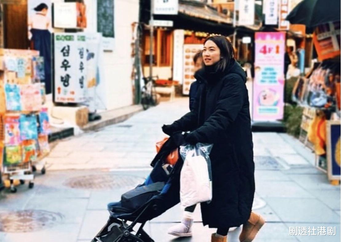 后悔太早生娃?TVB前学霸港姐现身活动,自曝带娃辛苦暂不生二胎