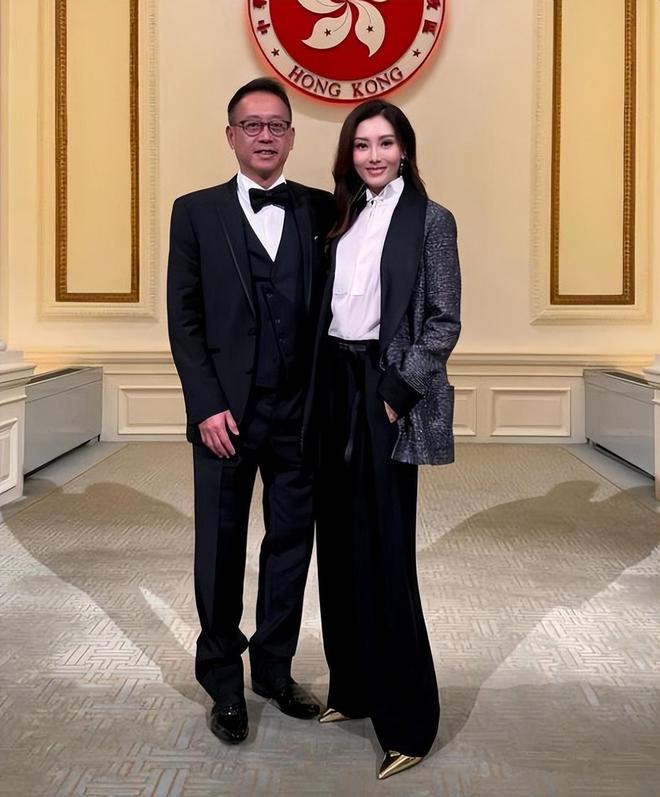 53岁李嘉欣穿搭引争议，土气or时尚？逆龄身材气质爆棚吸睛无数！