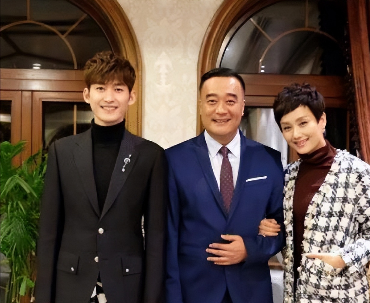 她是九十年代挂历女神,儿子是一线巨星,女儿是奥运冠军