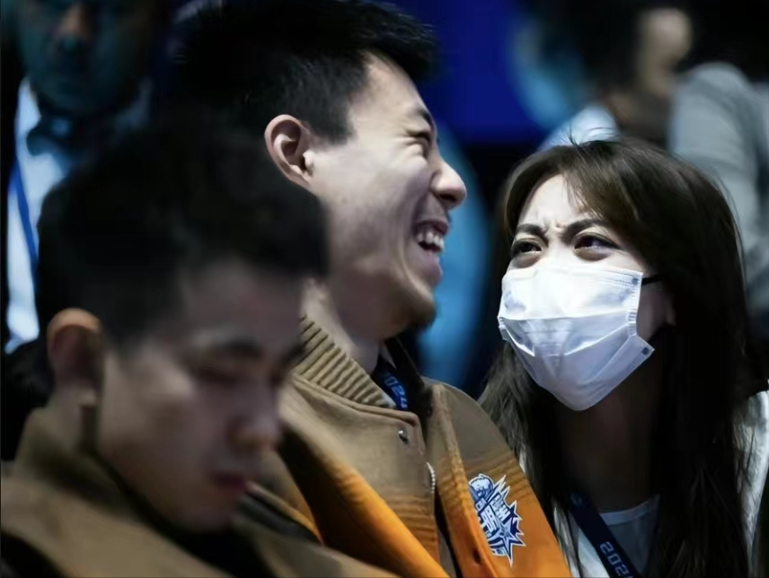 张镇麟公开恋情！携未婚妻现场观赛，长相甜美气质极佳，备受关注