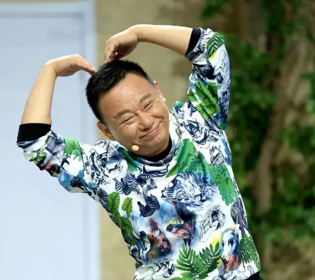 邵峰|他曾九次登上春晚，为妻子治病倾家荡产，如今56岁的他怎么样了？