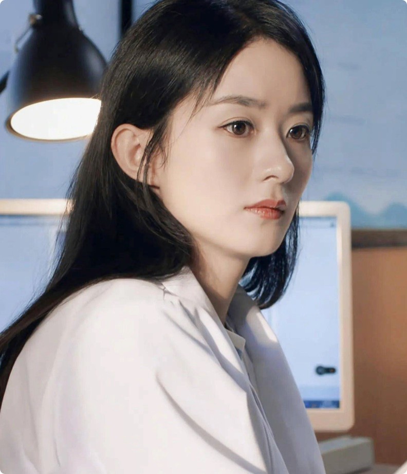 被赵丽颖新剧造型惊艳，不浓妆艳抹、土得掉渣，却火上热搜