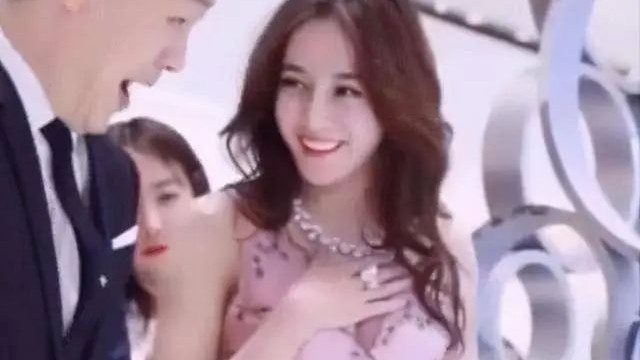 迪丽热巴“走哪捂哪”太做作？看到她生活照，终于理解她的难处了