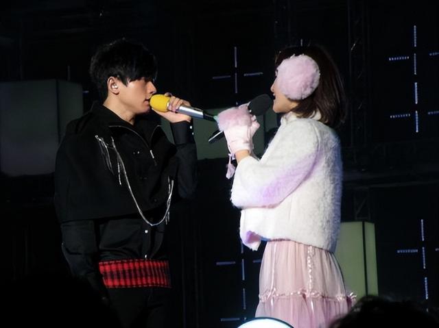 三个女儿轮流住院,张杰马来西亚突发病症,谢娜接连发文好可怜!