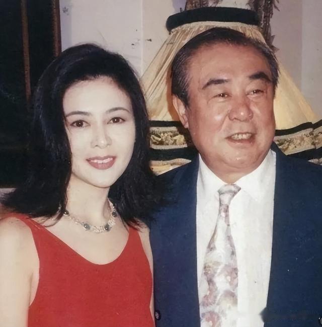 他是清朝贵族后裔，生下大明星关之琳