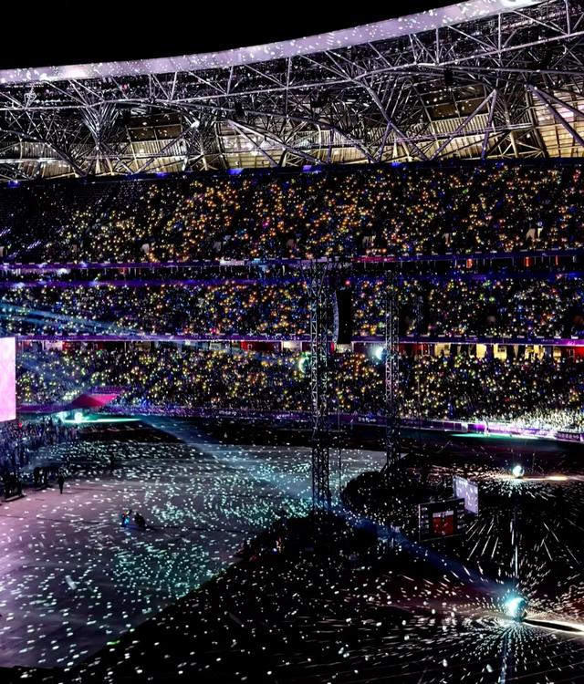 杨幂戴玉镯去看周深演唱会,她生图的美疯了,周深把自己唱哭了