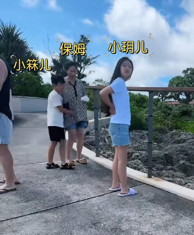 张兰日本度假牵手孙子孙女，小玥儿长发及腰，意外露正脸太像大S