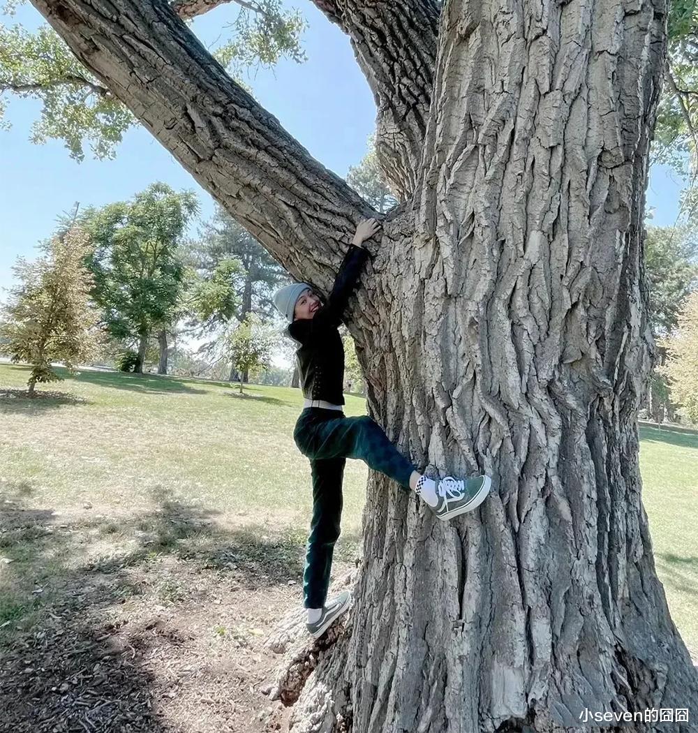 33岁郑爽近照曝光，穿着休闲装笑得很开心，不当明星后很潇洒