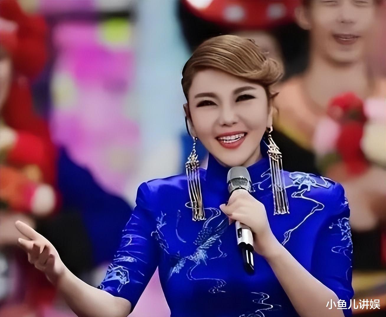 万人捧到万人嫌,演唱会只剩中老年看美腿,乌兰图雅都做了什么?